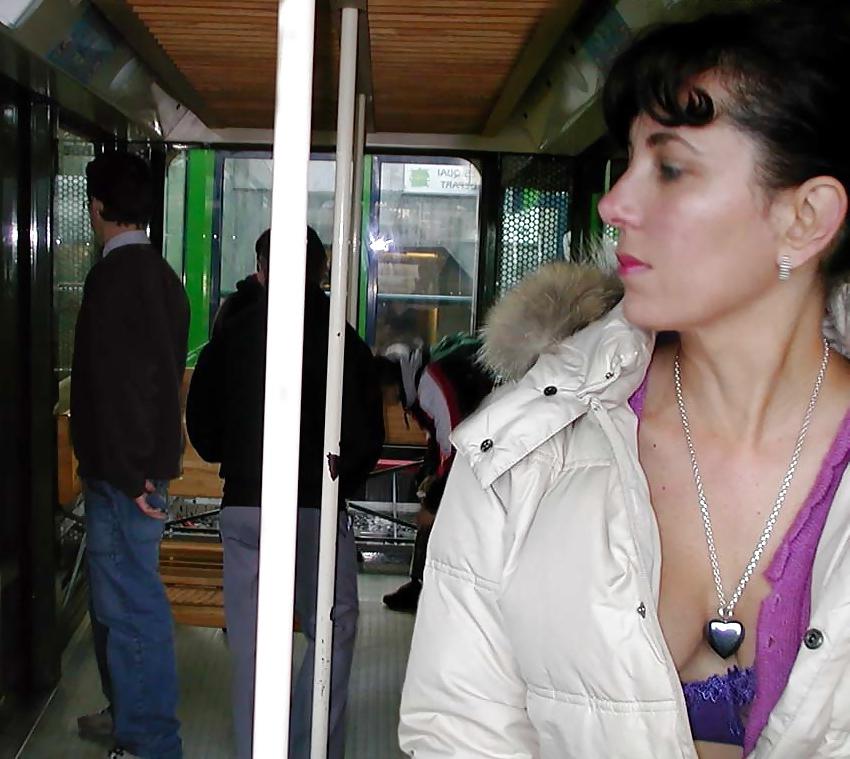 25P 122 - FRENCH NADINE flashing in Geneva 2002 