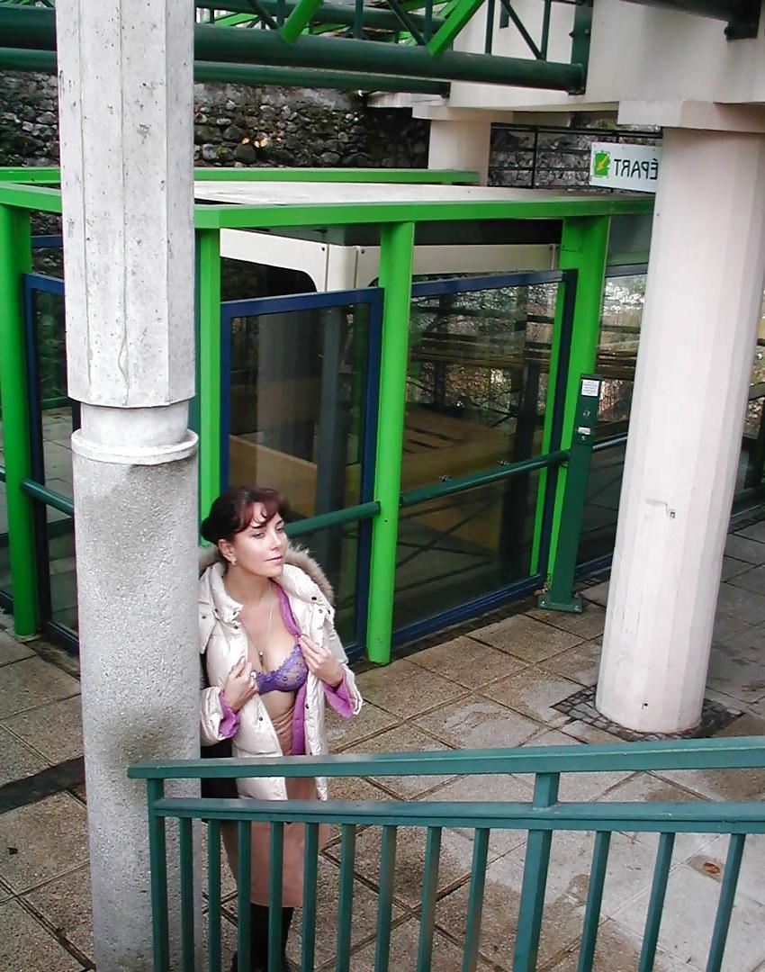 25P 122 - FRENCH NADINE flashing in Geneva 2002 