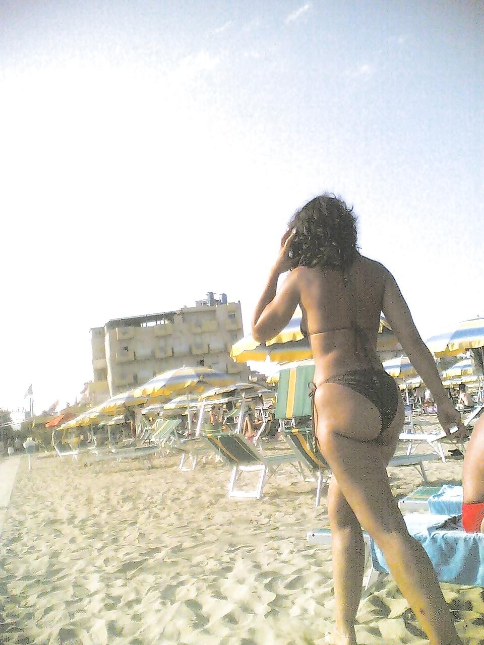 25P italian milf Candid Ass beach 2014