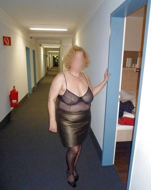25P Nude woman in highway hotel