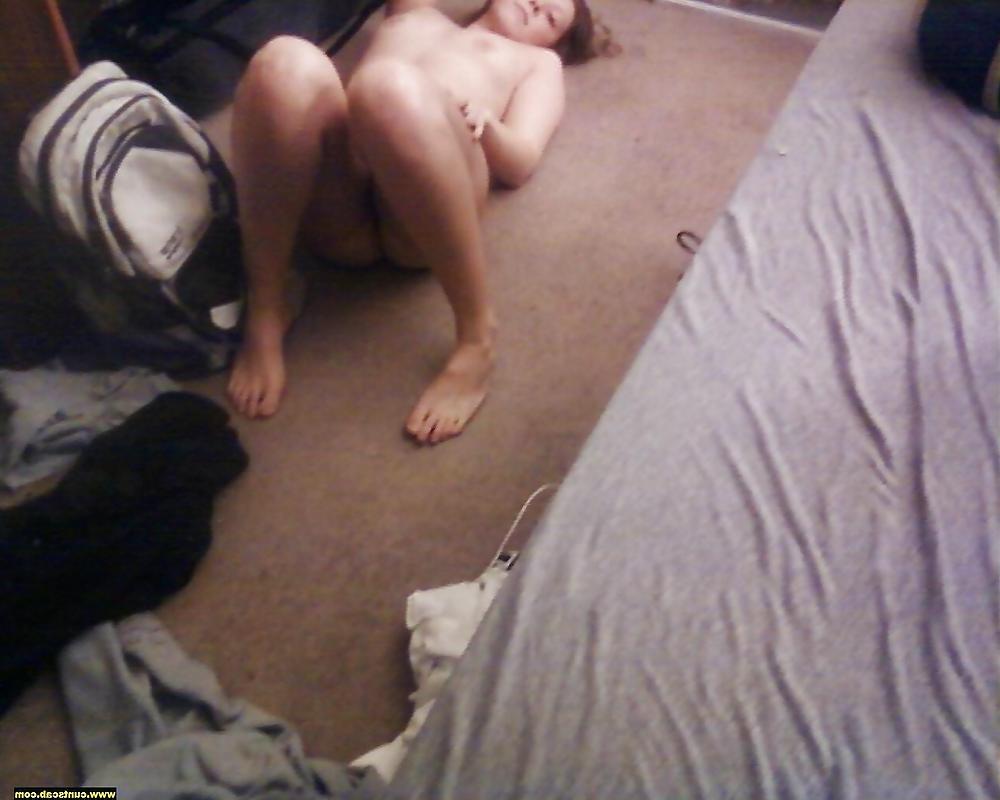 19P Amateur College Girl Poses + Blows