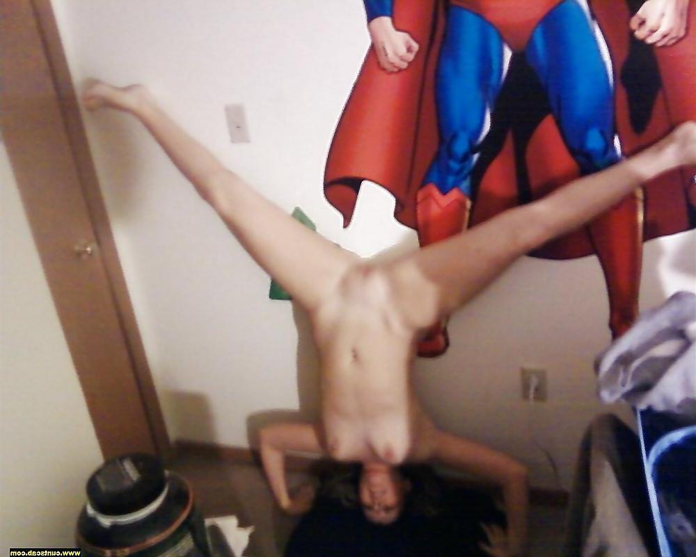 19P Amateur College Girl Poses + Blows