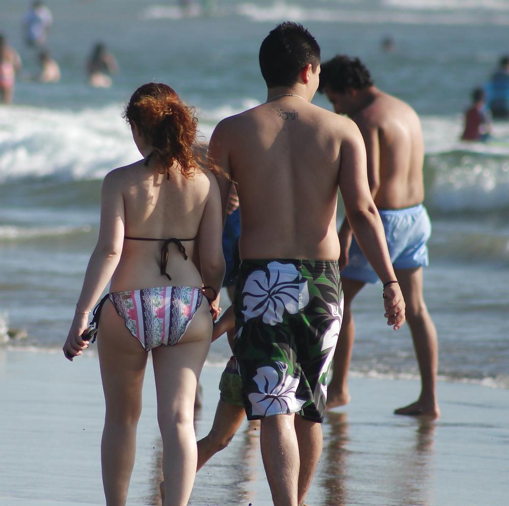 25P Couple on the beach (voyeur vacation)
