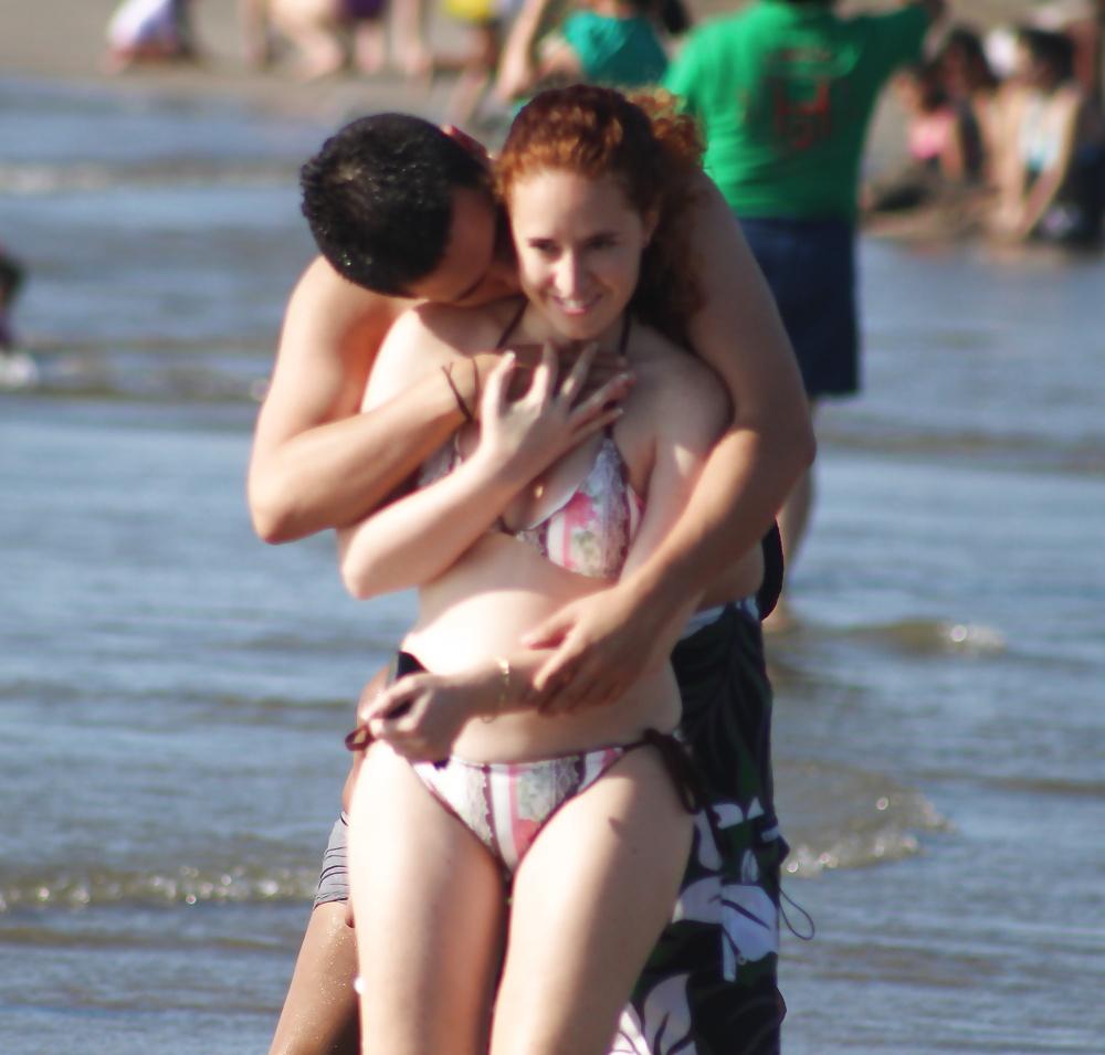 25P Couple on the beach (voyeur vacation)