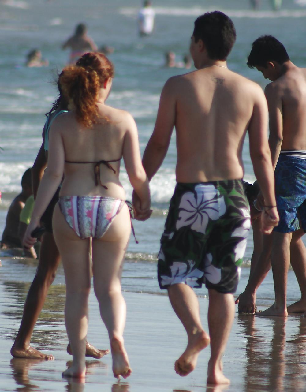 25P Couple on the beach (voyeur vacation)
