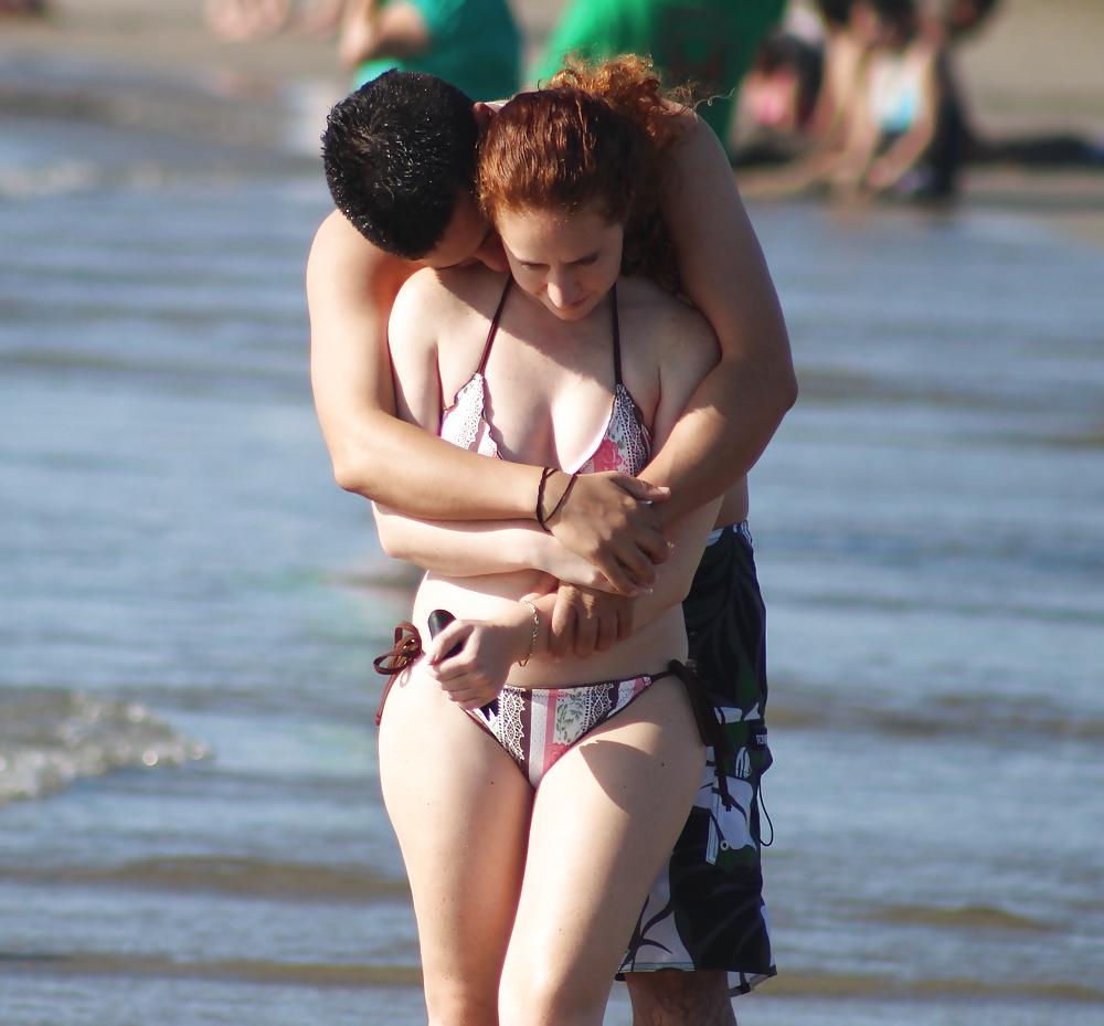 25P Couple on the beach (voyeur vacation)