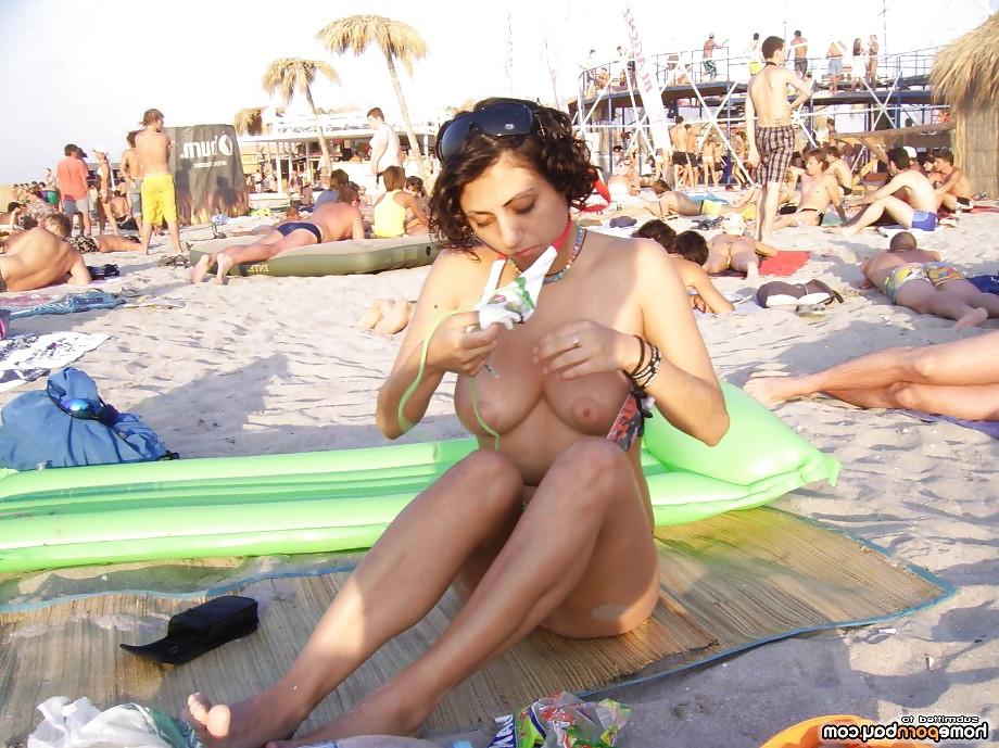 25P Topless girls on the beach