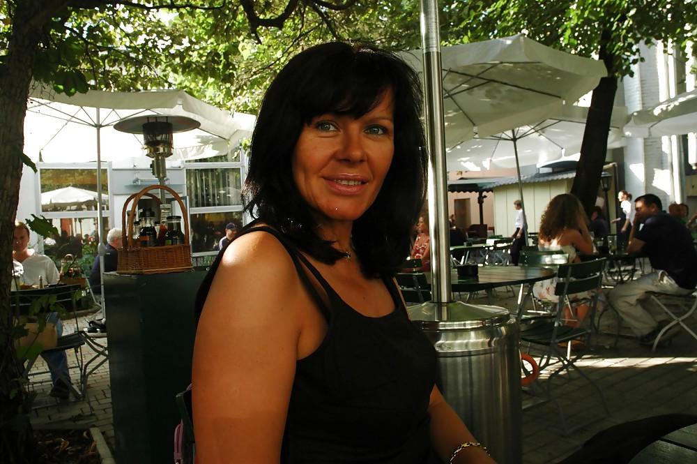 25P Matures and MILFs