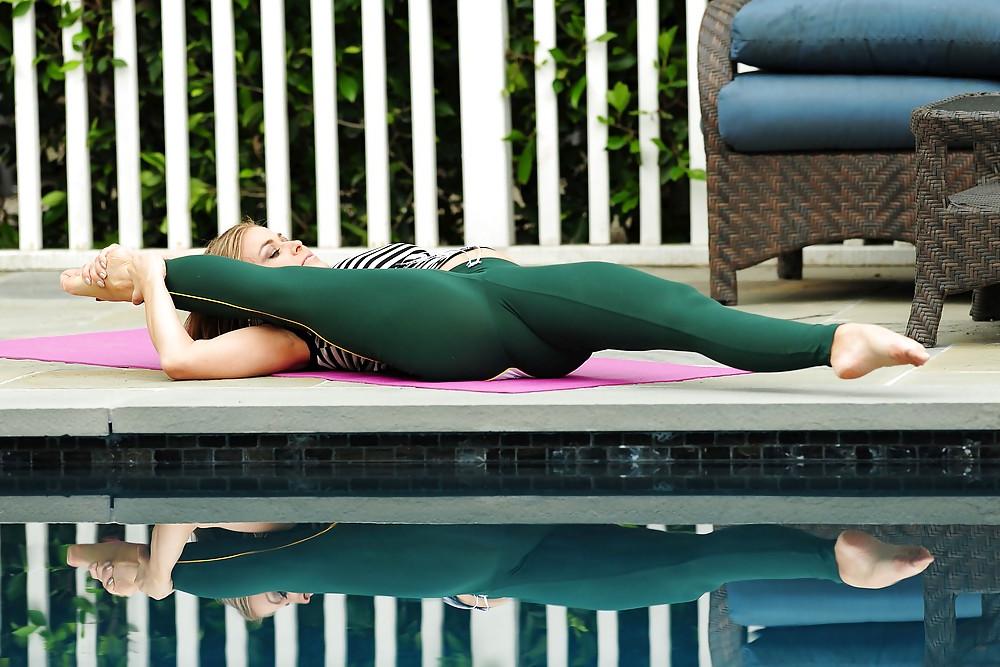 11P Carmen Electra Yoga
