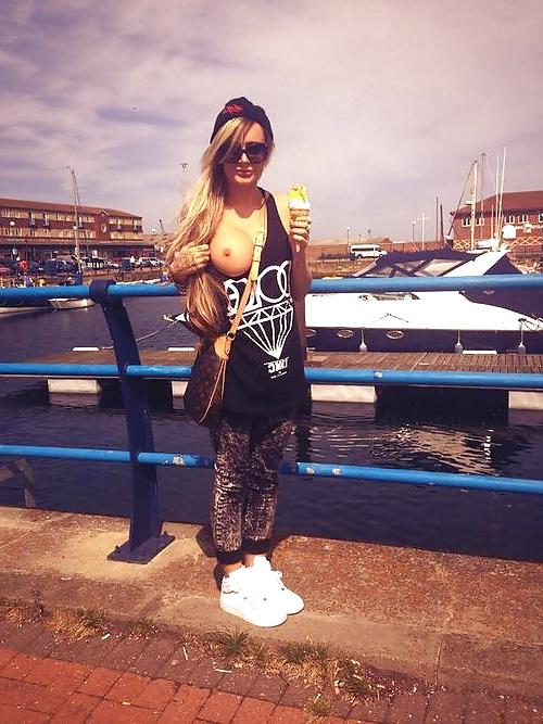 25P Flashing.. Exhib Girls