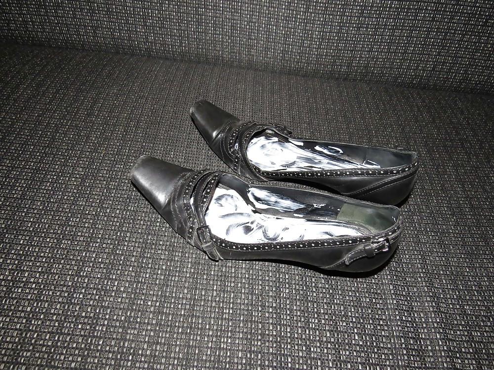 25P Creamy black nylon feet