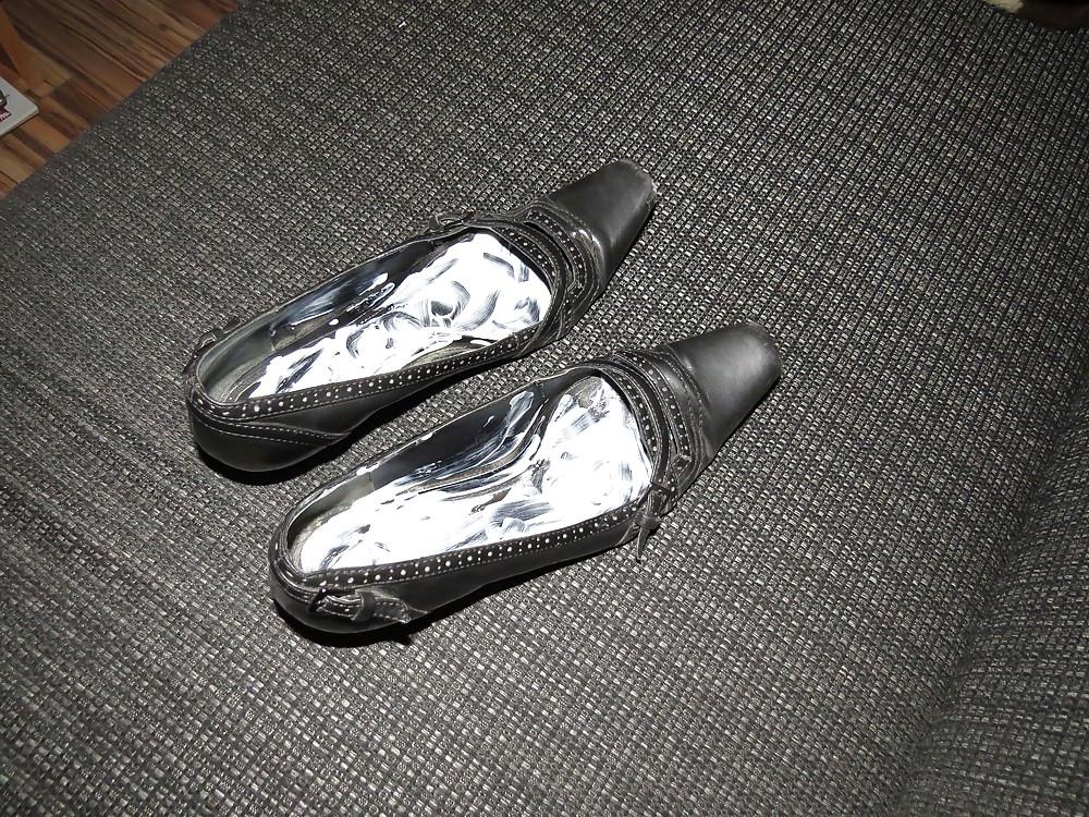 25P Creamy black nylon feet