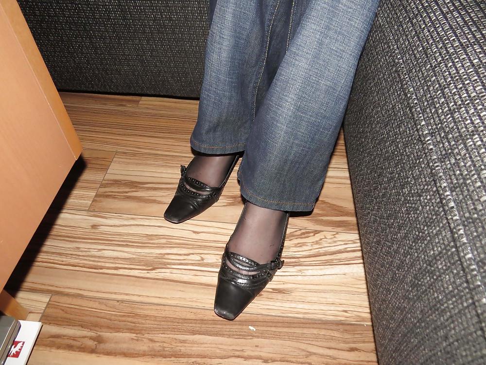 25P Creamy black nylon feet