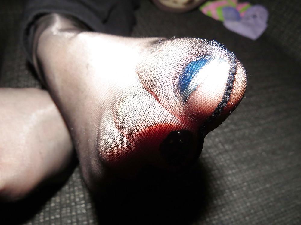 25P Creamy black nylon feet