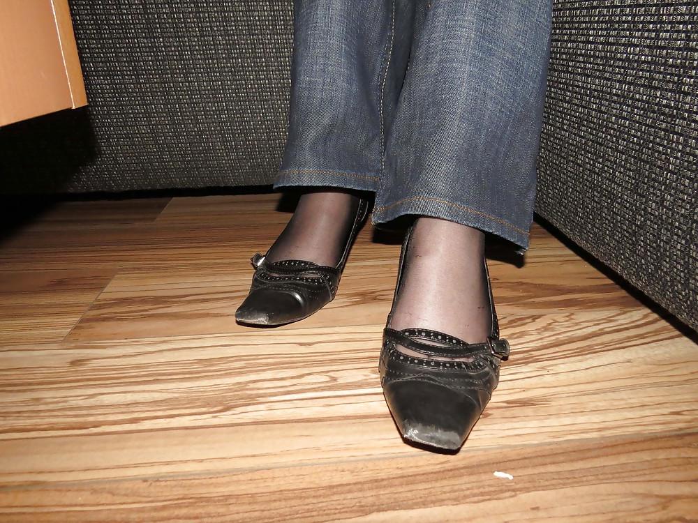 25P Creamy black nylon feet