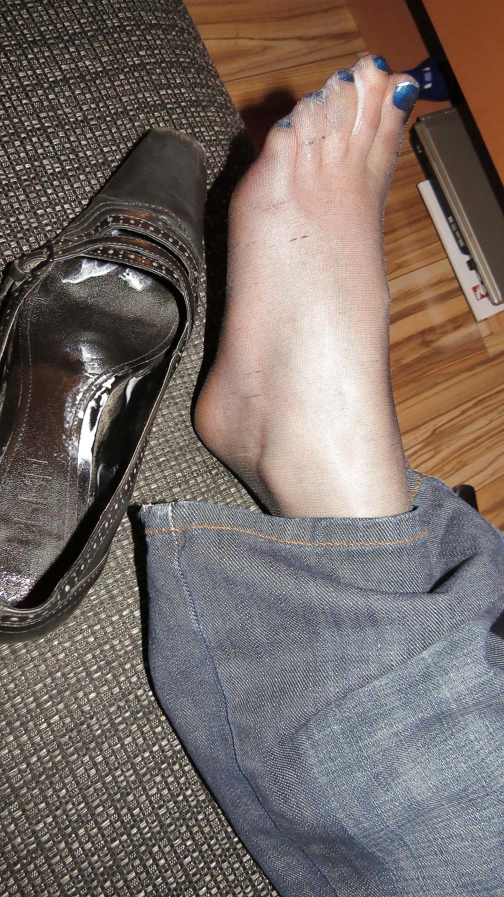 25P Creamy black nylon feet