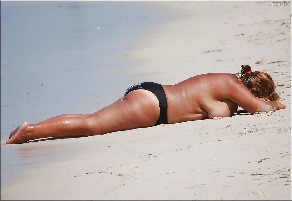 25P Mature women on the beach - 20