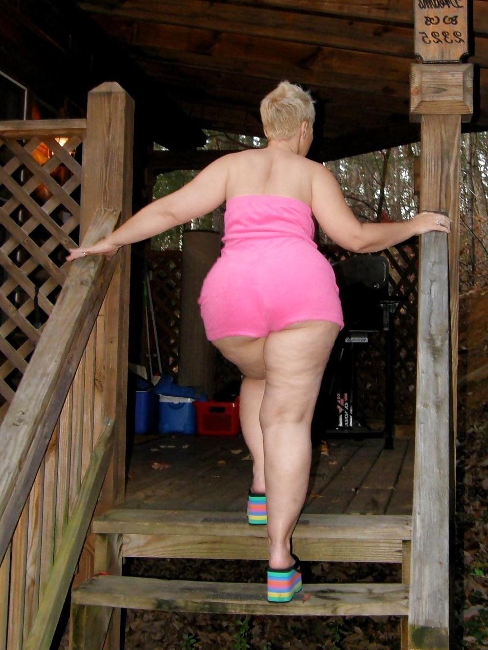 11P Curvy woman wearing wedges