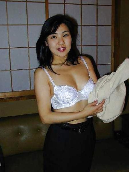 16P Japanese Hairy pussy posing!