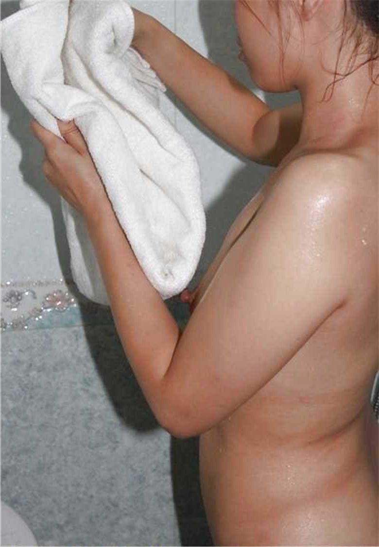 25P Chinese milf taking a shower