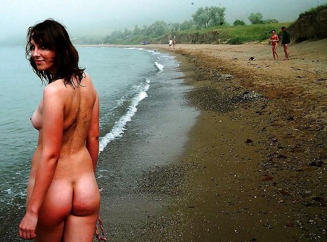 7P Wife goes nude at the beach around strangers - jack off