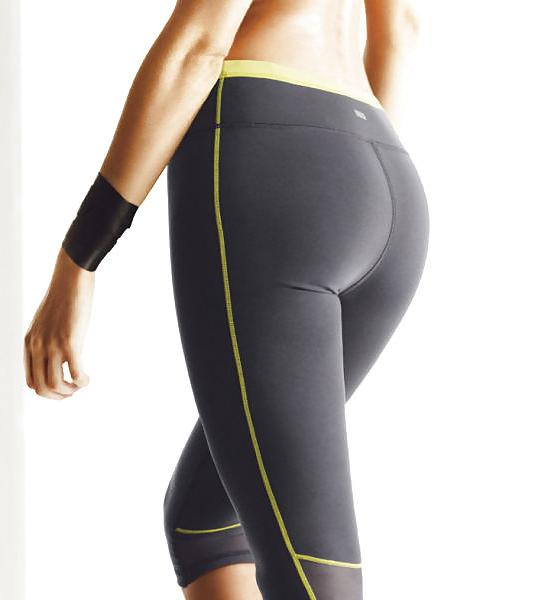 25P Tight Girls in Yoga Pants