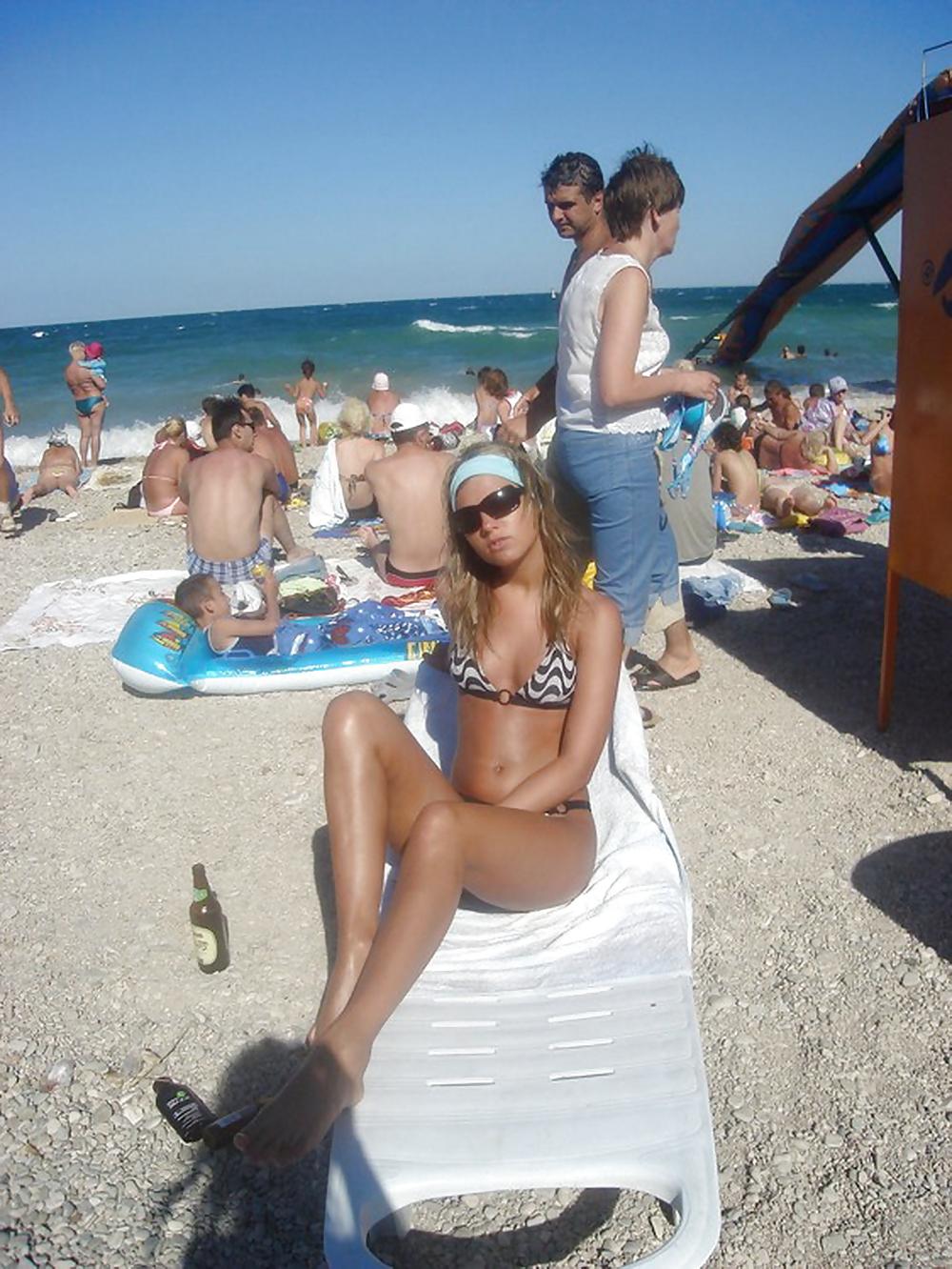 25P Stolen Pics - Blone Pussy on the Beach
