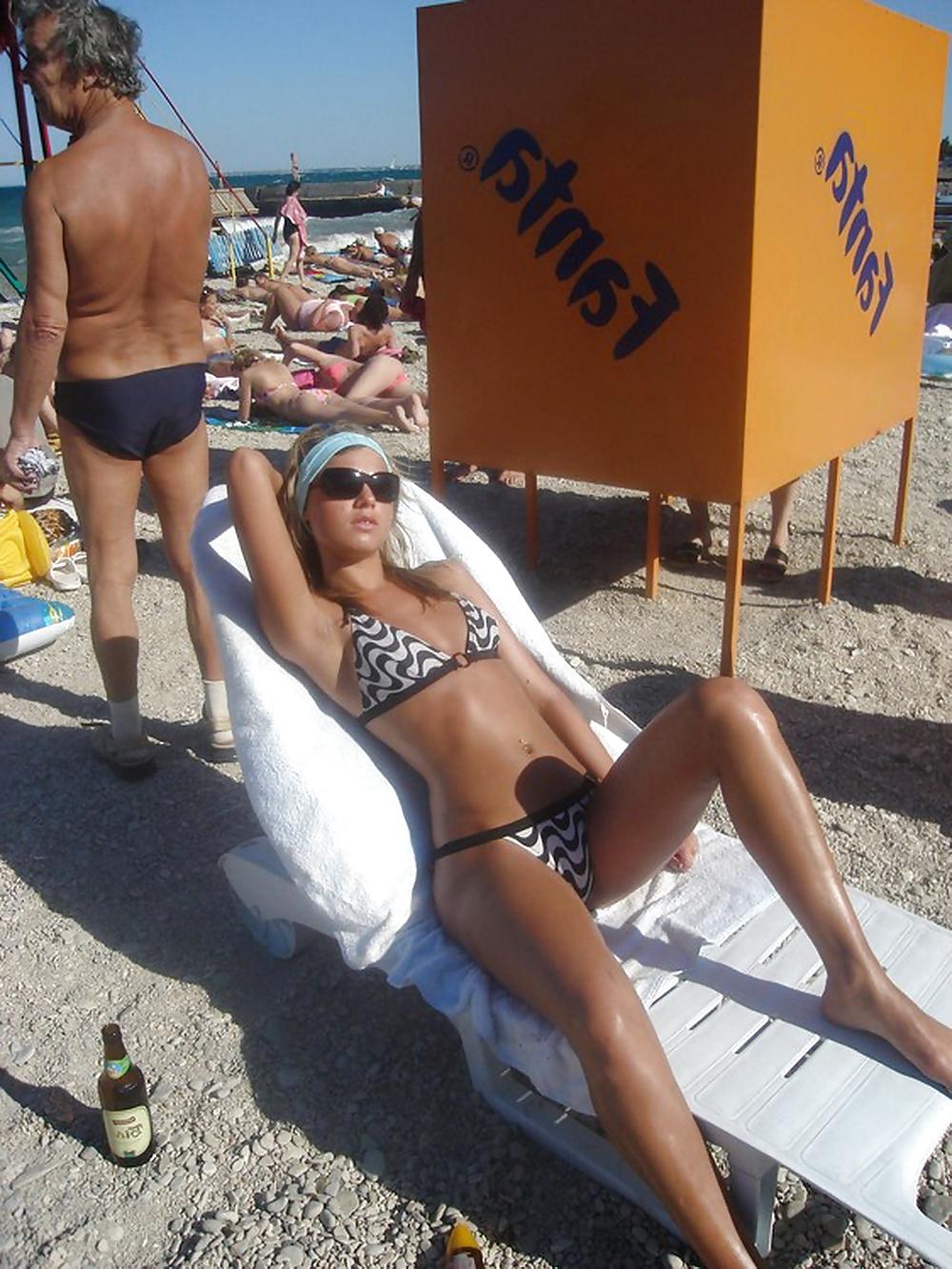 25P Stolen Pics - Blone Pussy on the Beach