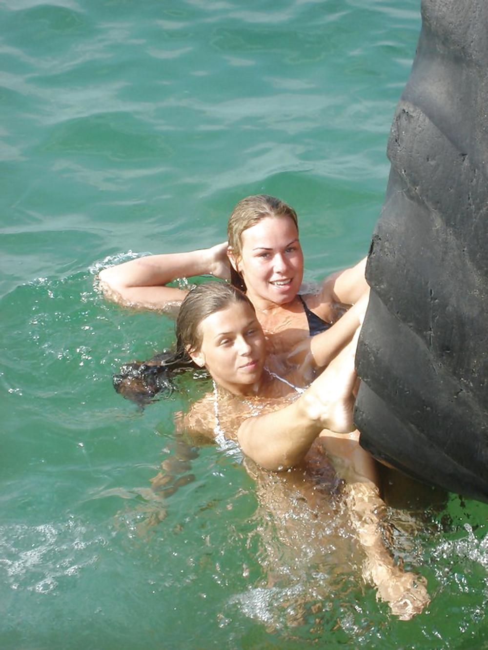 25P Stolen Pics - Blone Pussy on the Beach