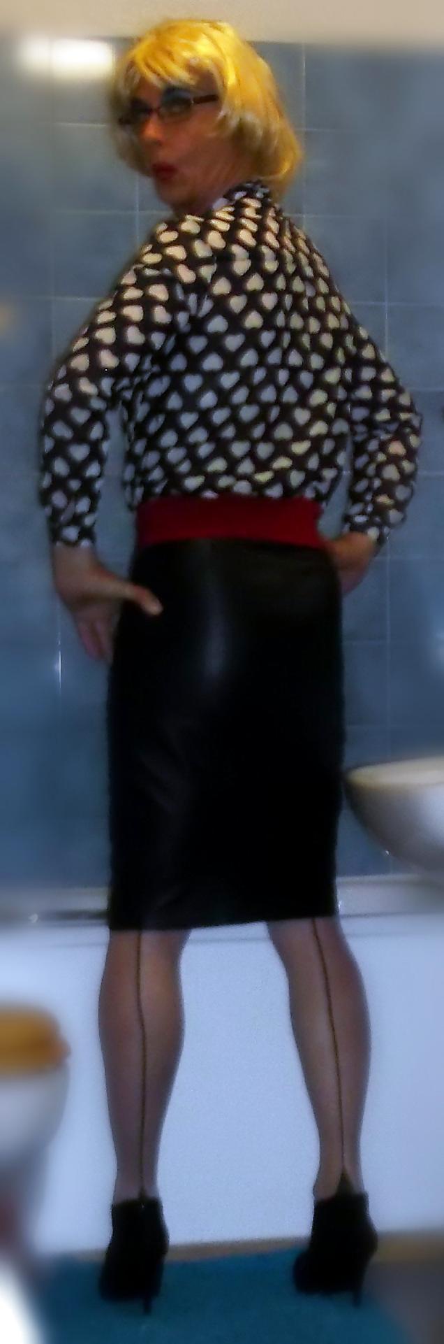 12P New blouse and favorite leather skirt