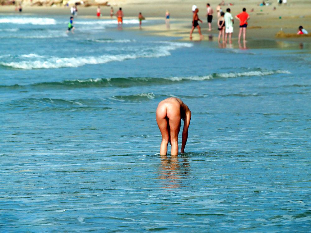 25P NUDE AT THE BEACH