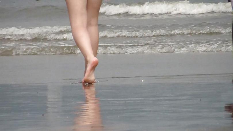 6P Candid teen feet at the beach (Brazil)