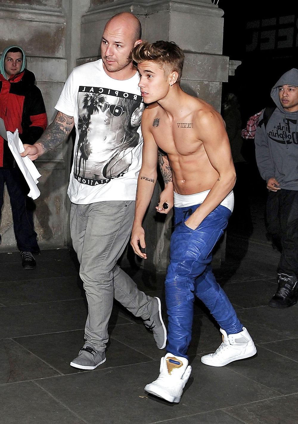 5P Justin Bieber celebrated the 19th anniversary in his pants