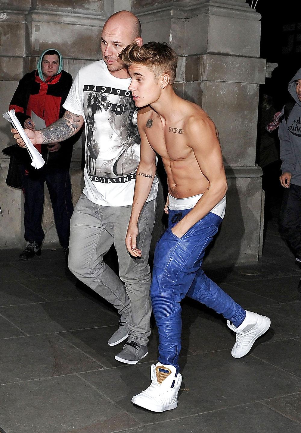 5P Justin Bieber celebrated the 19th anniversary in his pants