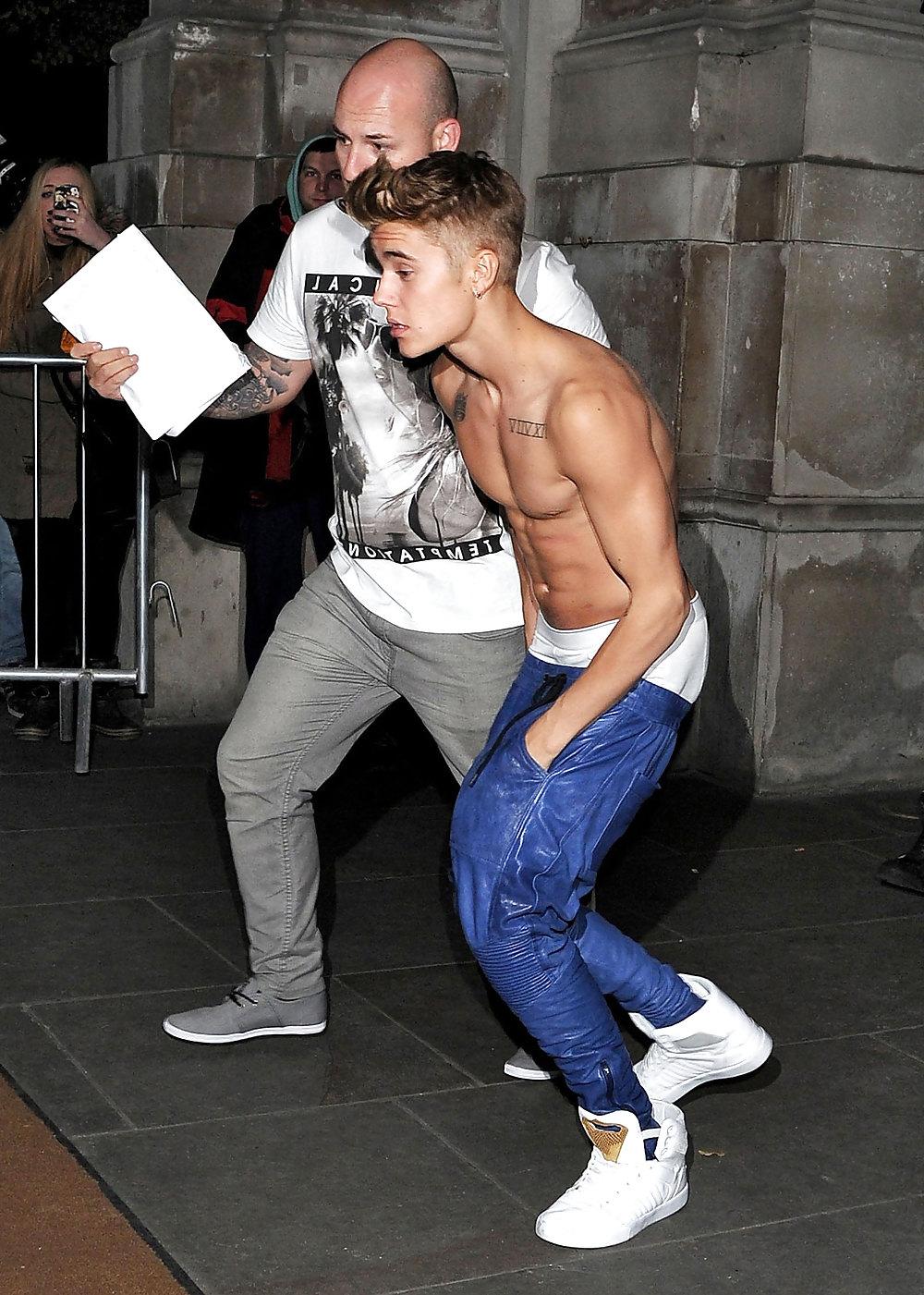 5P Justin Bieber celebrated the 19th anniversary in his pants