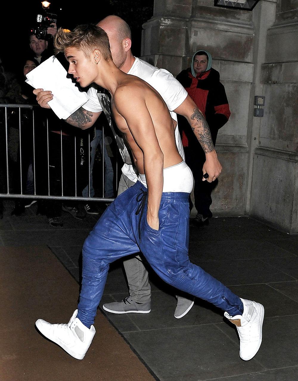 5P Justin Bieber celebrated the 19th anniversary in his pants