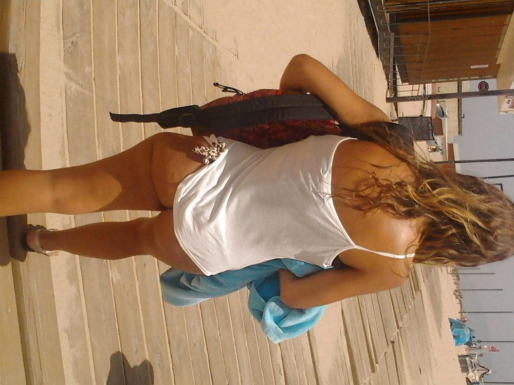 10P Hot girl in beach