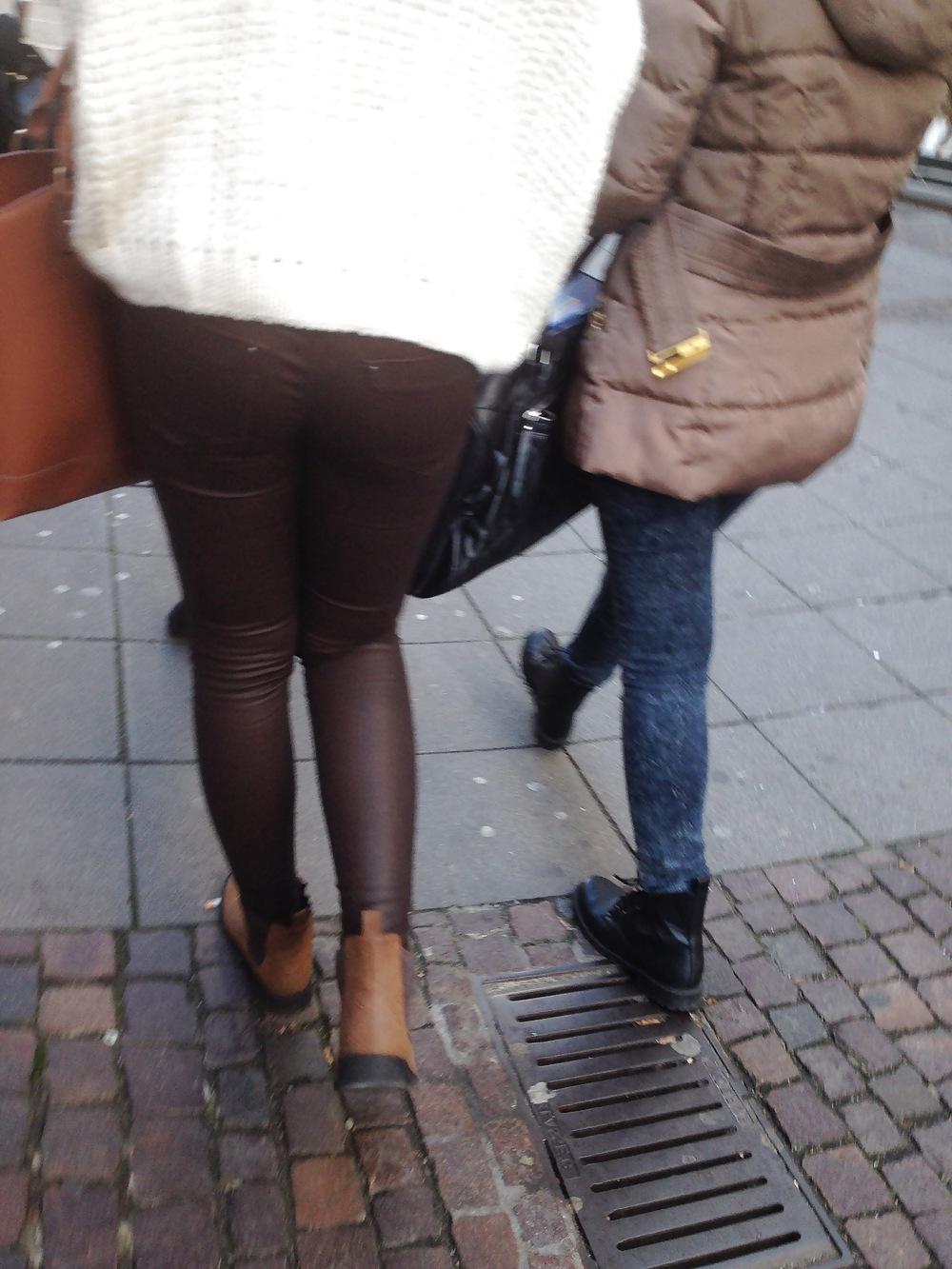 12P Candid Ass in leather Pants - Voyeur