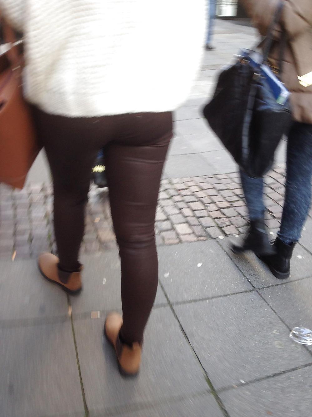 12P Candid Ass in leather Pants - Voyeur
