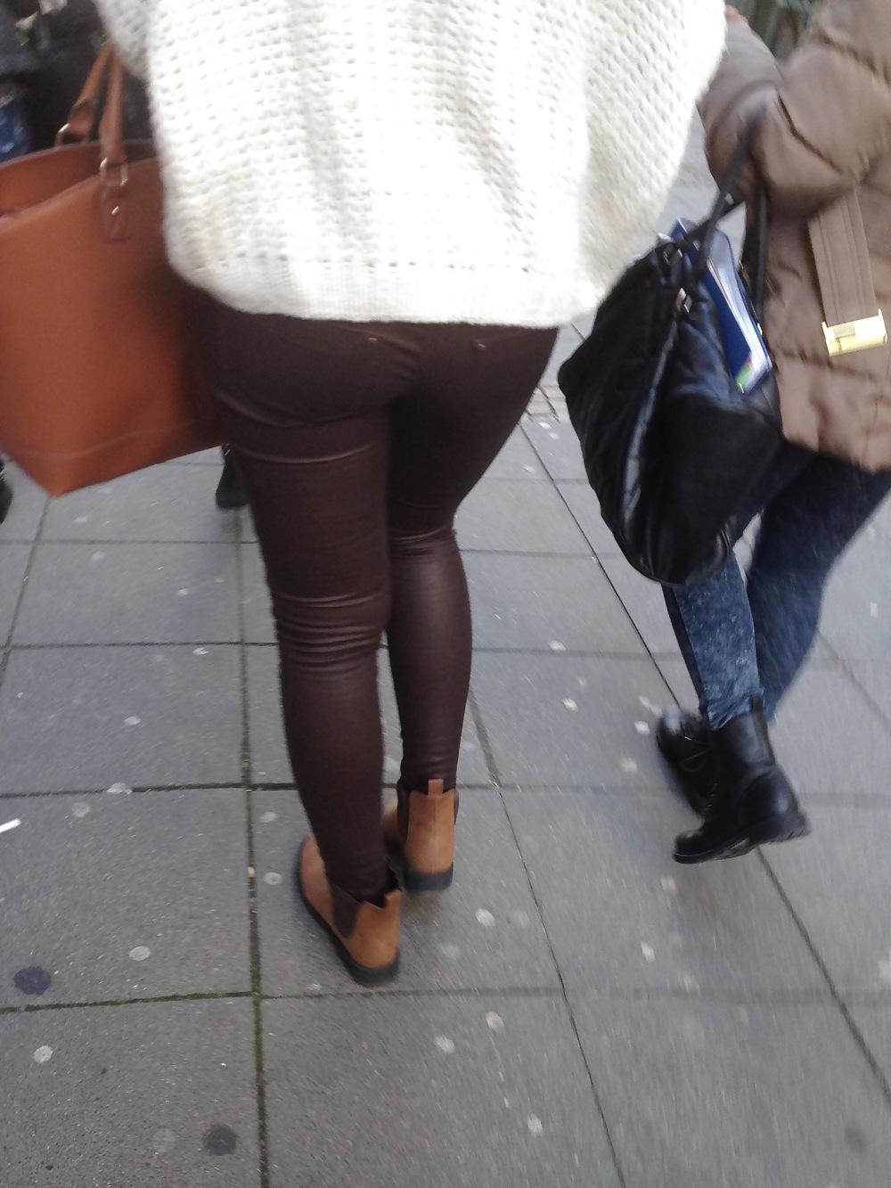 12P Candid Ass in leather Pants - Voyeur