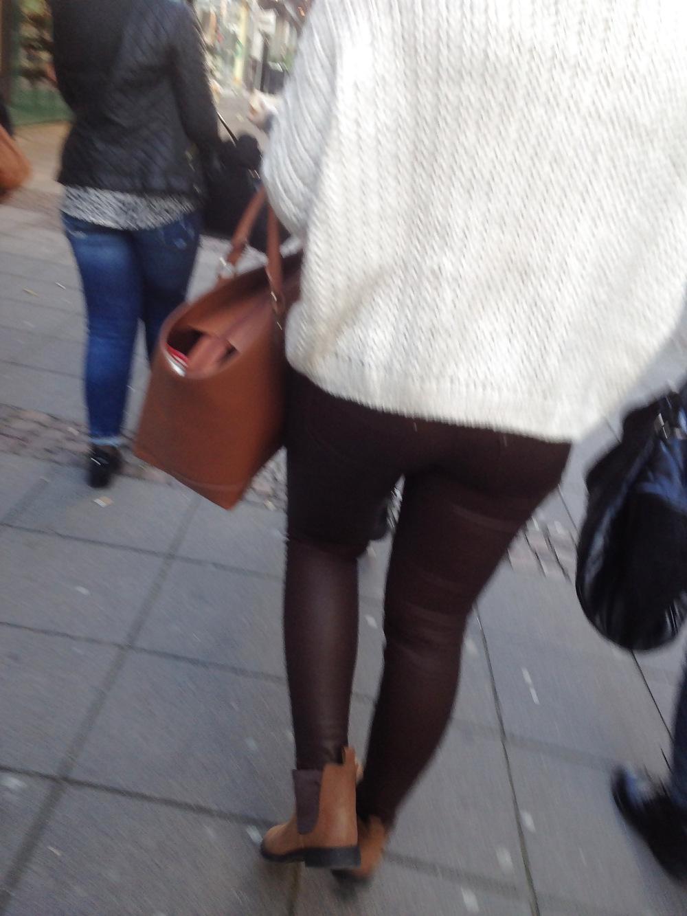 12P Candid Ass in leather Pants - Voyeur