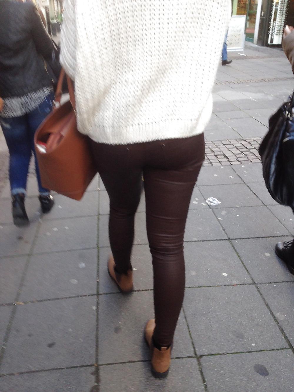 12P Candid Ass in leather Pants - Voyeur