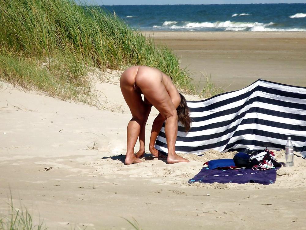 25P NUDE AT THE BEACH