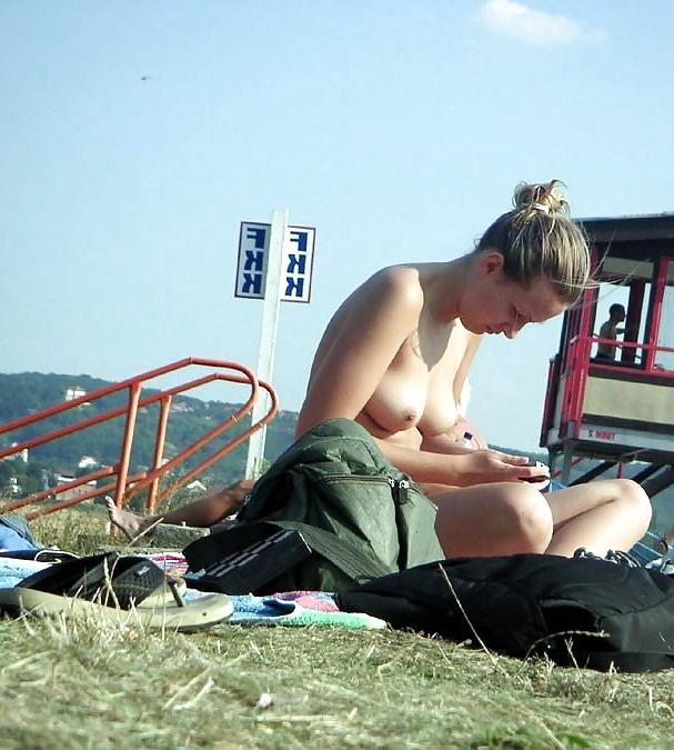 25P NUDE AT THE BEACH