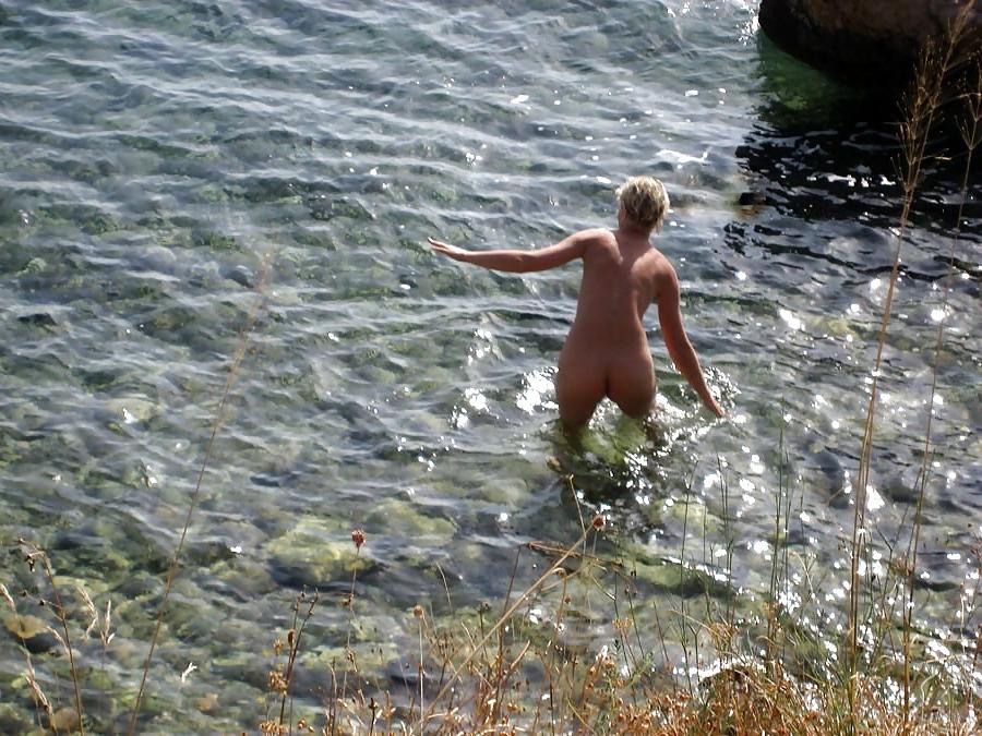 25P NUDE AT THE BEACH