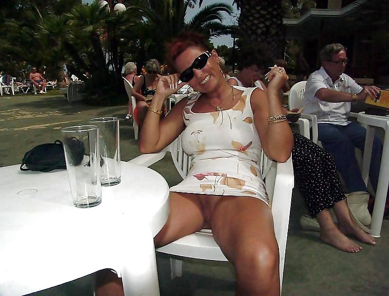 15P Upskirt No Pants 33
