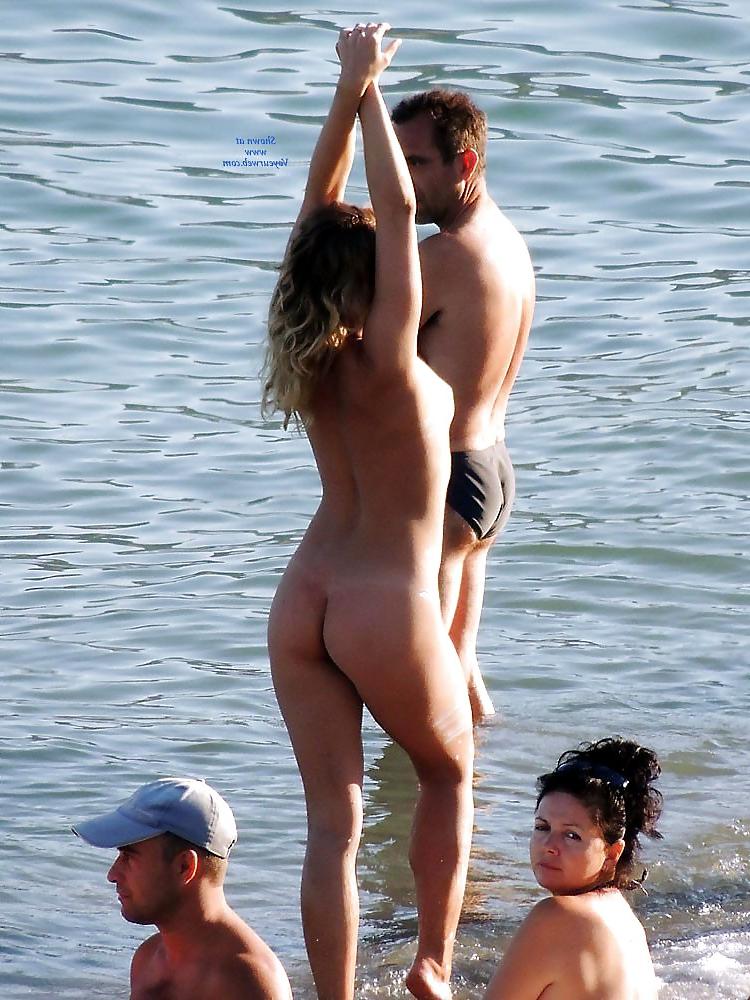 25P NUDE AT THE BEACH