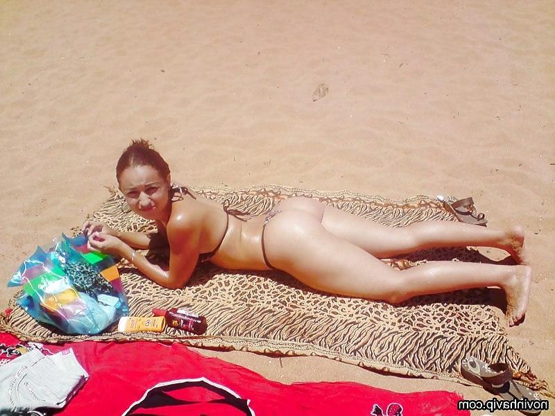 25P Latina ass at the beach