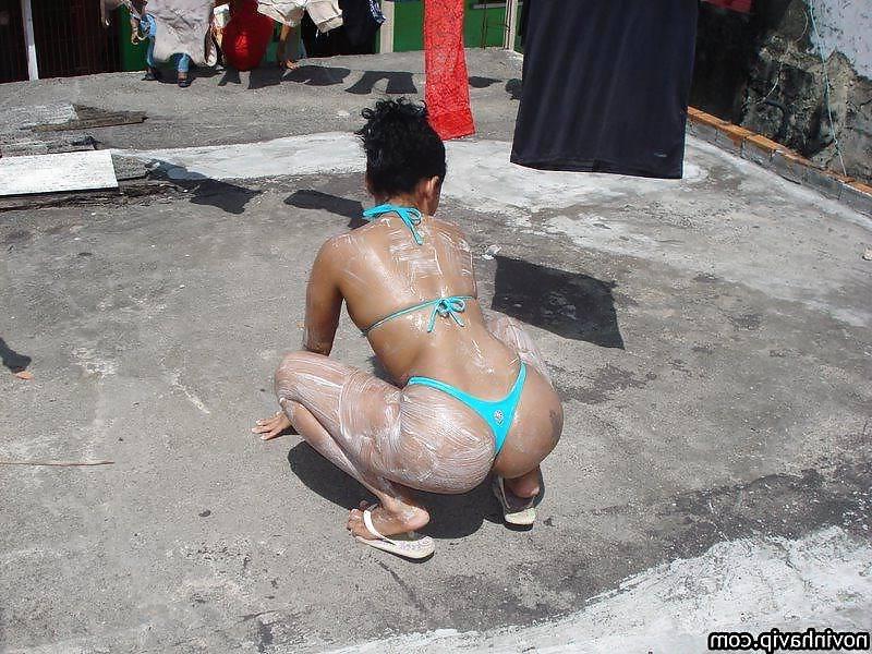 25P Latina ass at the beach