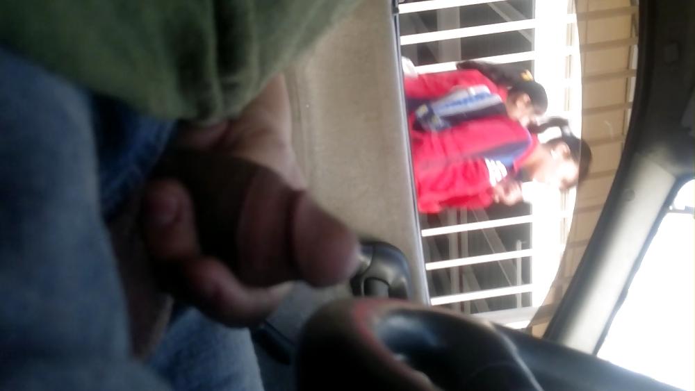 25P Flashing, exhibicionismo, mostrando el pene en la calle